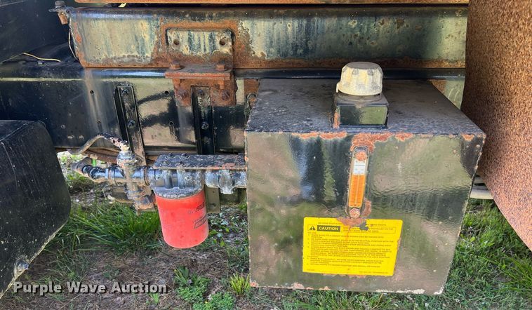 image for item DO2188 1997 Ford F800  dump truck