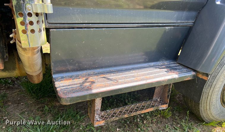 image for item DO2188 1997 Ford F800  dump truck