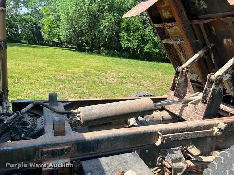 image for item DO2188 1997 Ford F800  dump truck