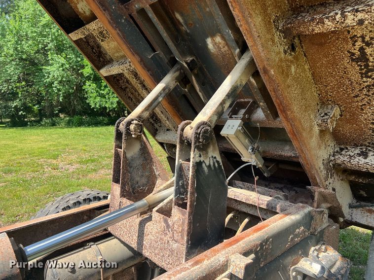 image for item DO2188 1997 Ford F800  dump truck