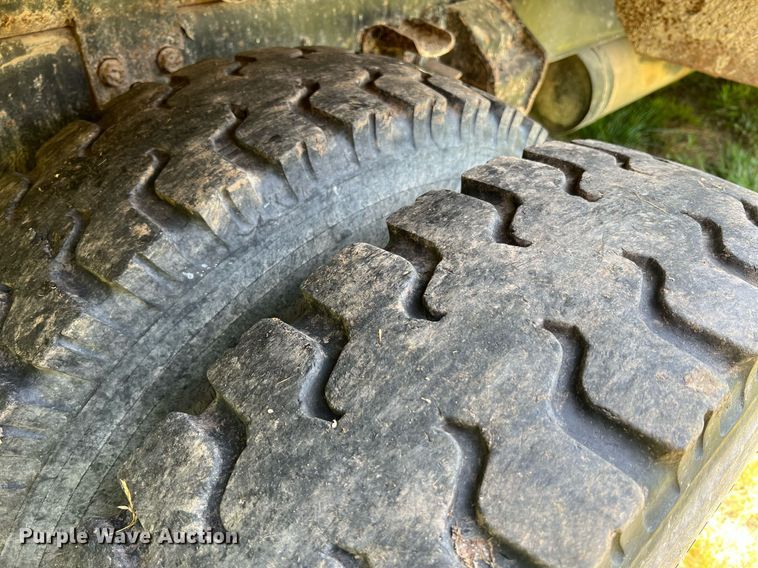 image for item DO2188 1997 Ford F800  dump truck