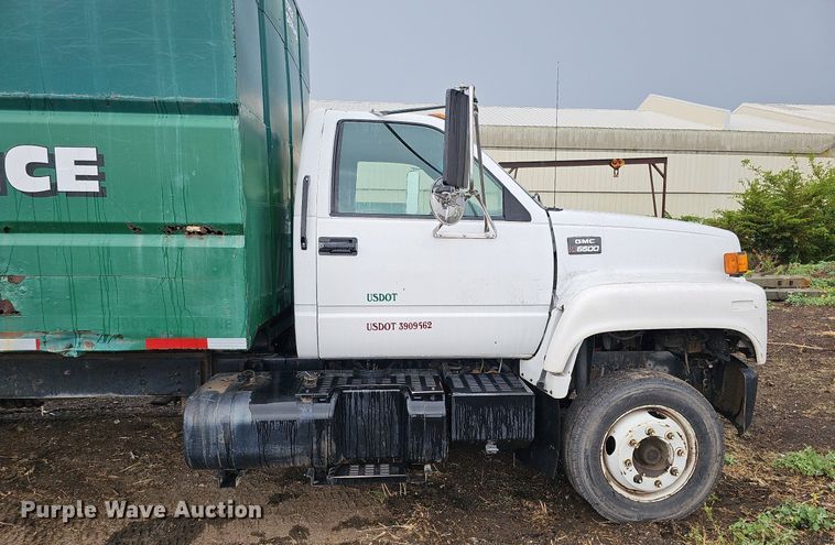 image for item DO2733 1998 GMC C6500  chipper truck