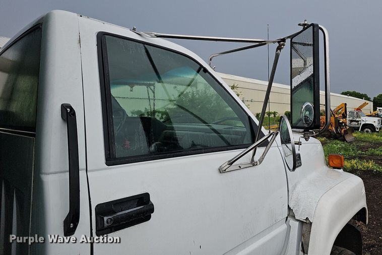 image for item DO2733 1998 GMC C6500  chipper truck