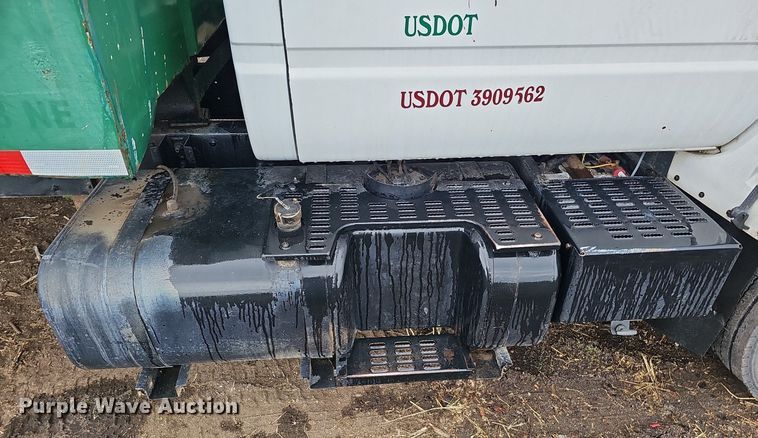 image for item DO2733 1998 GMC C6500  chipper truck
