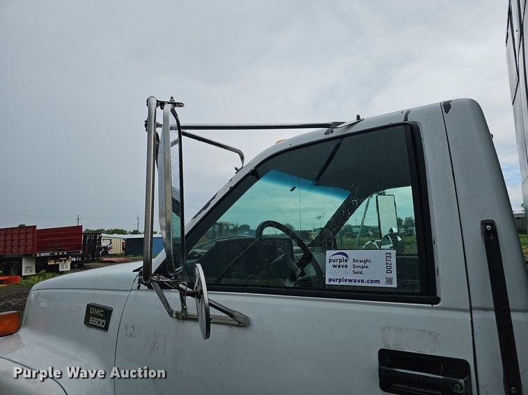 image for item DO2733 1998 GMC C6500  chipper truck