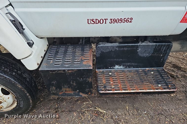 image for item DO2733 1998 GMC C6500  chipper truck