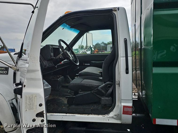 image for item DO2733 1998 GMC C6500  chipper truck