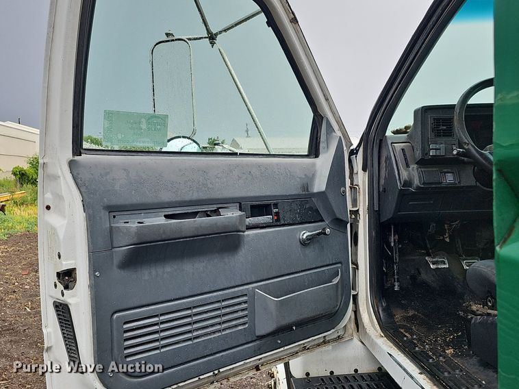 image for item DO2733 1998 GMC C6500  chipper truck