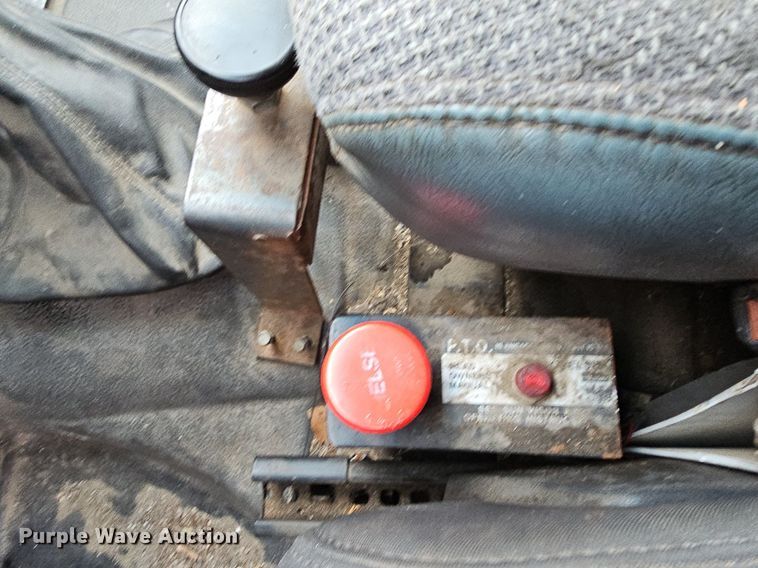 image for item DO2733 1998 GMC C6500  chipper truck