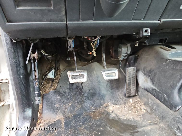 image for item DO2733 1998 GMC C6500  chipper truck