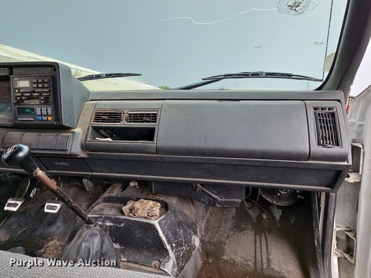 image for item DO2733 1998 GMC C6500  chipper truck