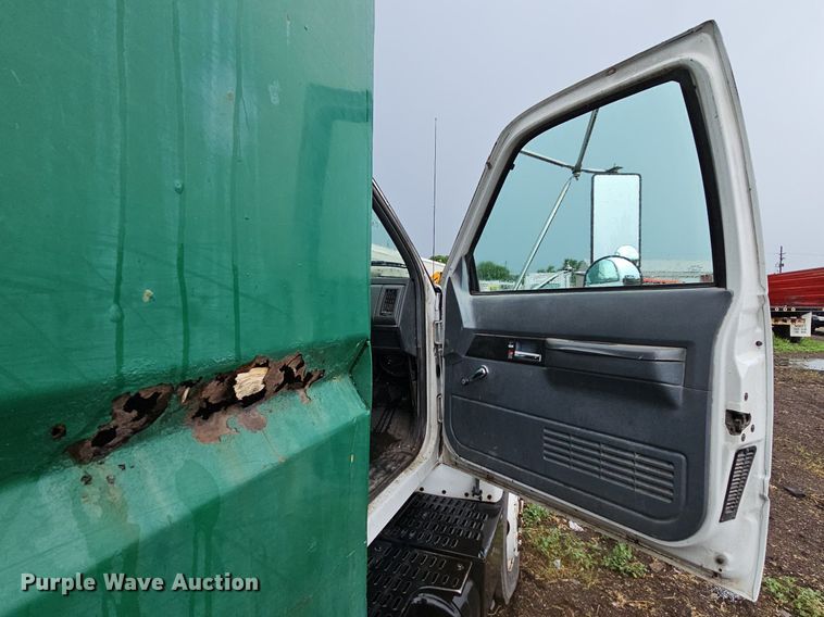 image for item DO2733 1998 GMC C6500  chipper truck