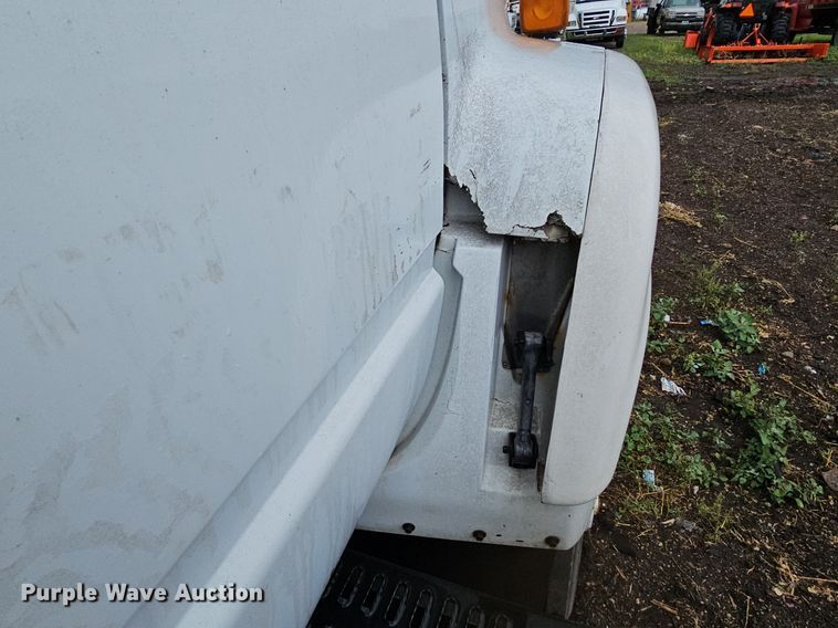 image for item DO2733 1998 GMC C6500  chipper truck