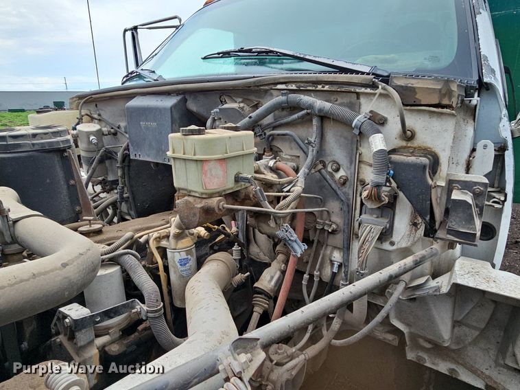 image for item DO2733 1998 GMC C6500  chipper truck