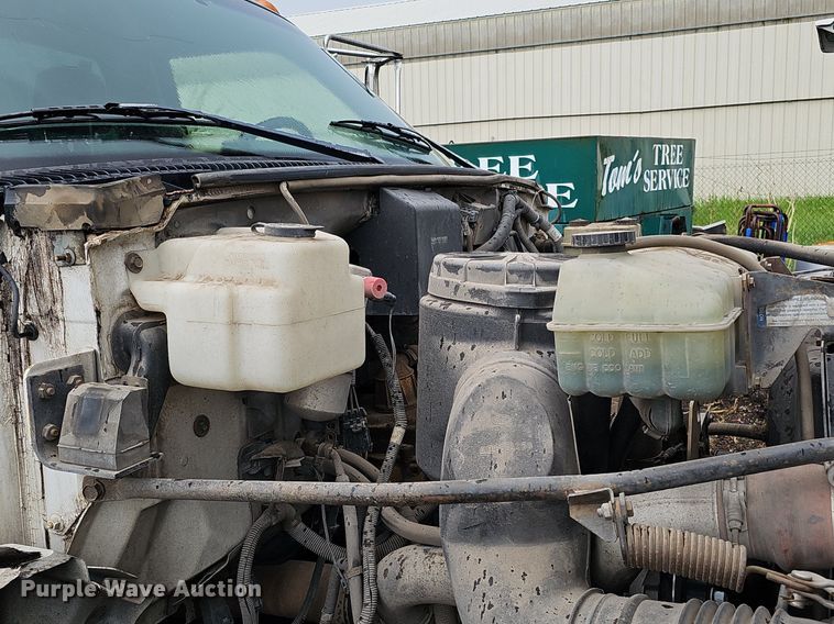 image for item DO2733 1998 GMC C6500  chipper truck