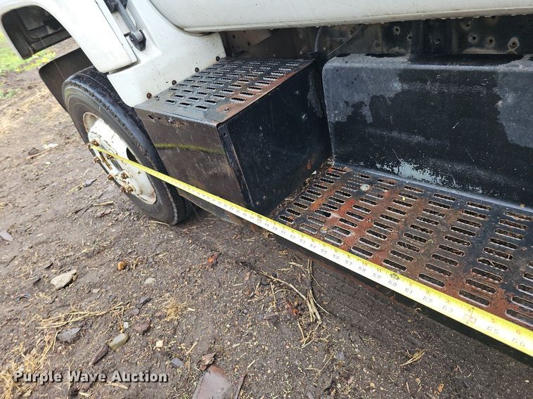 image for item DO2733 1998 GMC C6500  chipper truck