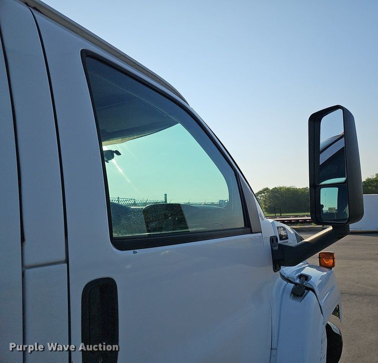 image for item DO2812 2005 Chevrolet C4500  Crew Cab flatbed truck