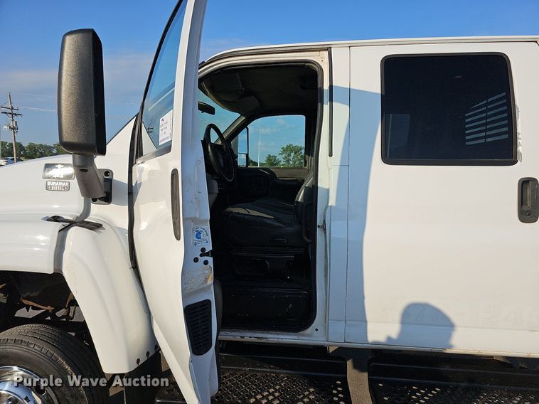 image for item DO2812 2005 Chevrolet C4500  Crew Cab flatbed truck