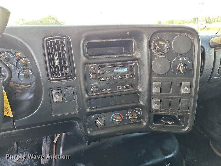 image for item DO2812 2005 Chevrolet C4500  Crew Cab flatbed truck