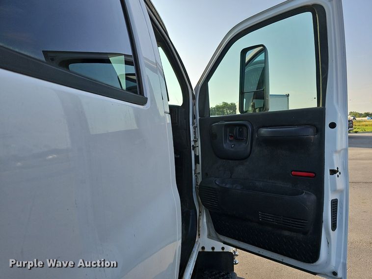 image for item DO2812 2005 Chevrolet C4500  Crew Cab flatbed truck