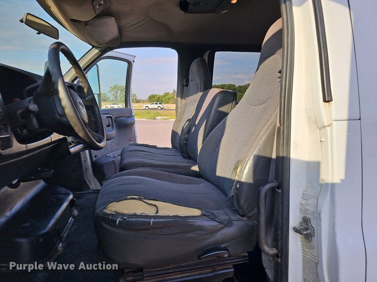 image for item DO2812 2005 Chevrolet C4500  Crew Cab flatbed truck