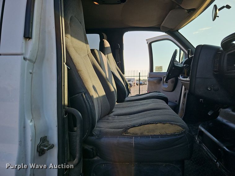 image for item DO2812 2005 Chevrolet C4500  Crew Cab flatbed truck