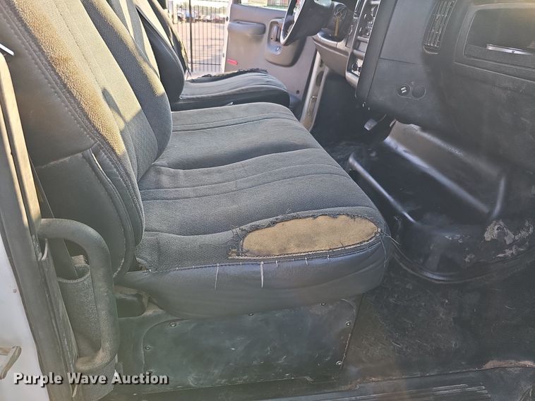 image for item DO2812 2005 Chevrolet C4500  Crew Cab flatbed truck