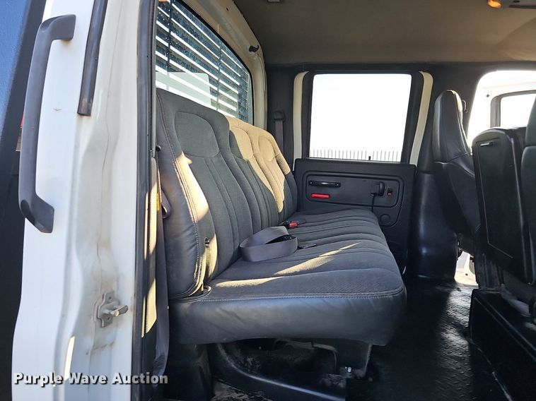 image for item DO2812 2005 Chevrolet C4500  Crew Cab flatbed truck