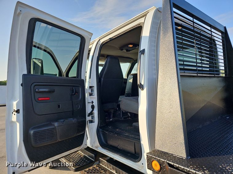 image for item DO2812 2005 Chevrolet C4500  Crew Cab flatbed truck