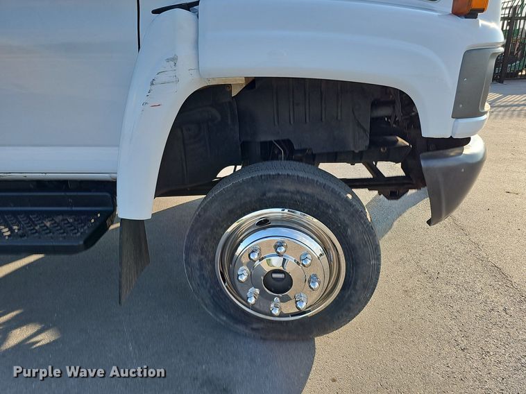 image for item DO2812 2005 Chevrolet C4500  Crew Cab flatbed truck