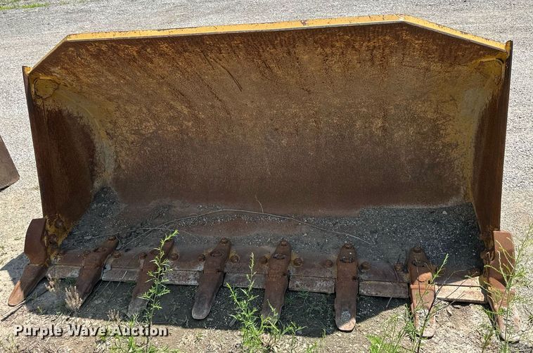 image for item DO5041 Caterpillar 953  loader bucket