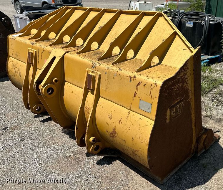 image for item DO5041 Caterpillar 953  loader bucket