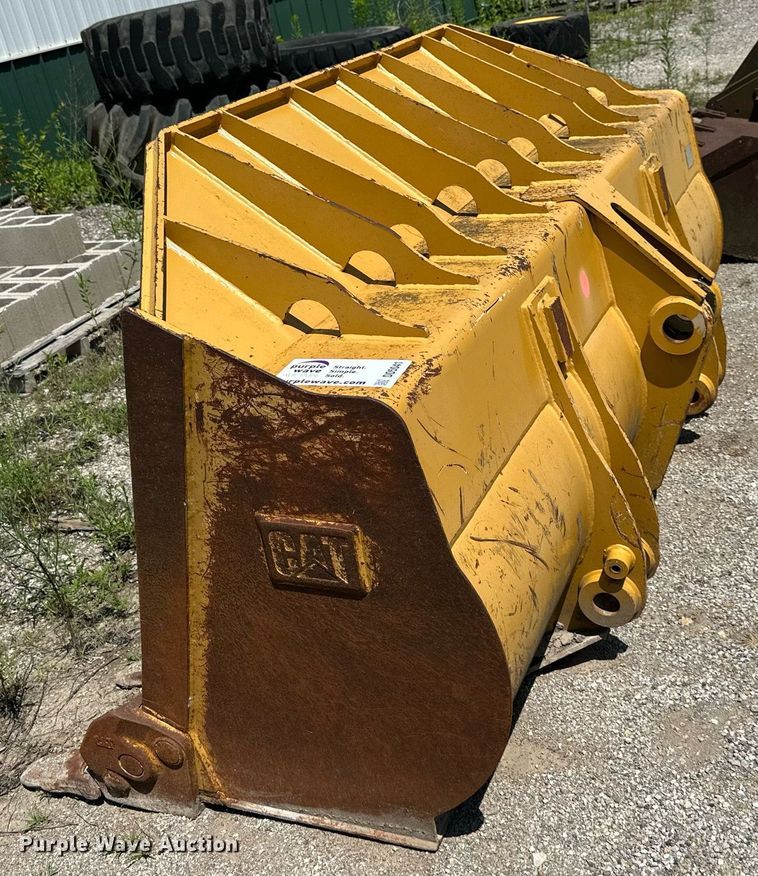 image for item DO5041 Caterpillar 953  loader bucket