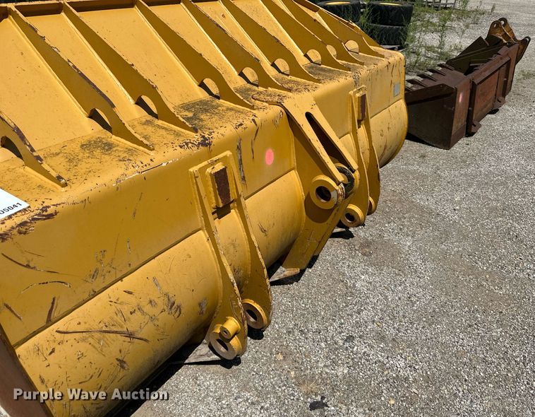 image for item DO5041 Caterpillar 953  loader bucket