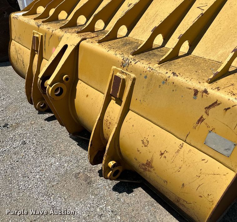 image for item DO5041 Caterpillar 953  loader bucket