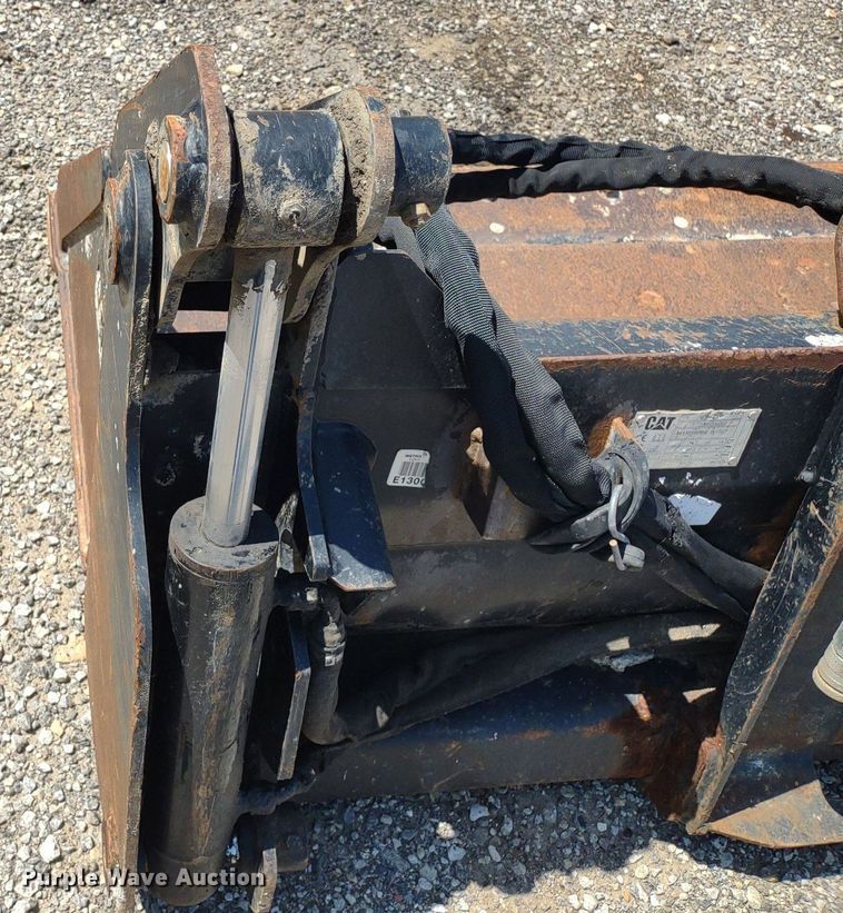 Caterpillar 4in1 skid steer bucket in Lawrence, KS Item DO5048 for