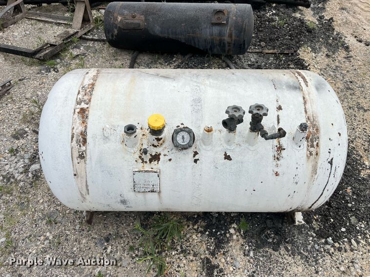 image for item DP0510 Etynre Black-Topper BT-HL  oil distributor tank bed