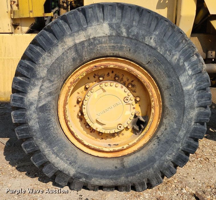 image for item DP5167 1987 Michigan L70  wheel loader