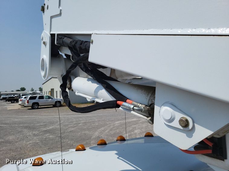 image for item DP5173 2011 Ford F550 Super Duty  bucket truck