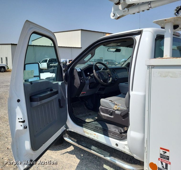 image for item DP5173 2011 Ford F550 Super Duty  bucket truck
