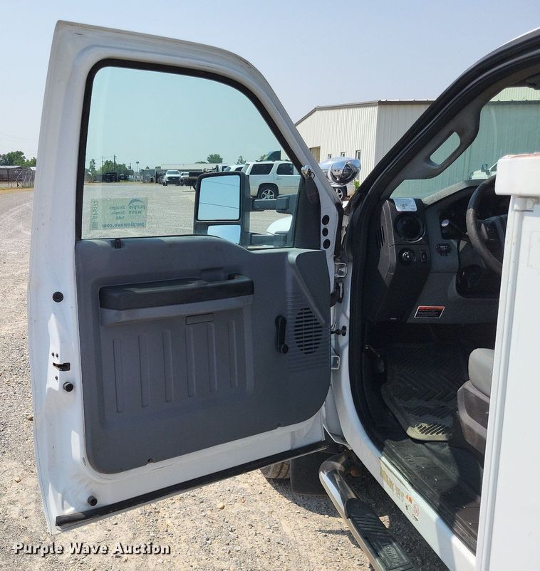 image for item DP5173 2011 Ford F550 Super Duty  bucket truck