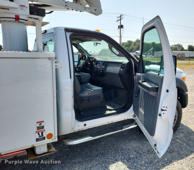 image for item DP5173 2011 Ford F550 Super Duty  bucket truck