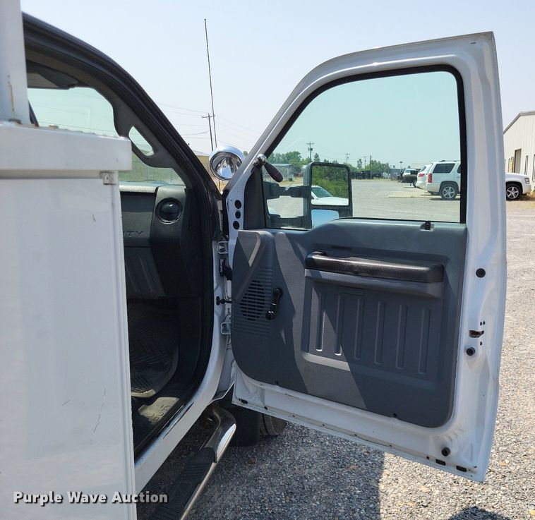 image for item DP5173 2011 Ford F550 Super Duty  bucket truck