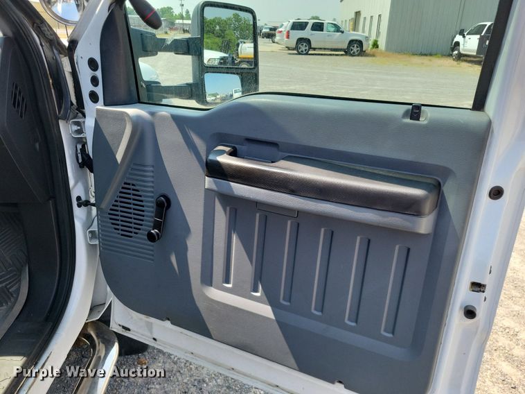 image for item DP5173 2011 Ford F550 Super Duty  bucket truck