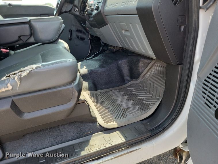 image for item DP5173 2011 Ford F550 Super Duty  bucket truck