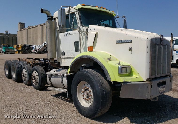 image for item DP8015 2004 Kenworth T800  truck cab and chassis
