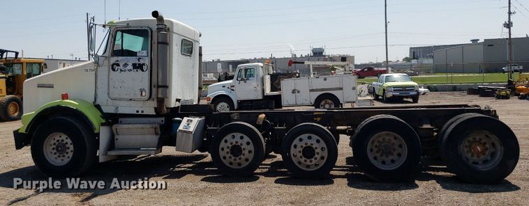 image for item DP8015 2004 Kenworth T800  truck cab and chassis