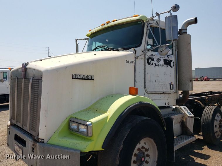 image for item DP8015 2004 Kenworth T800  truck cab and chassis