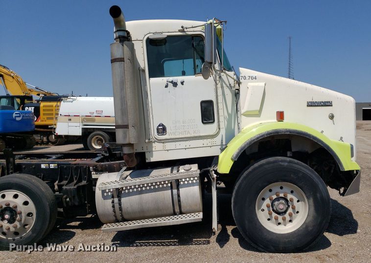 image for item DP8015 2004 Kenworth T800  truck cab and chassis