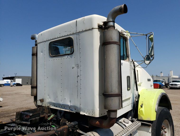 image for item DP8015 2004 Kenworth T800  truck cab and chassis